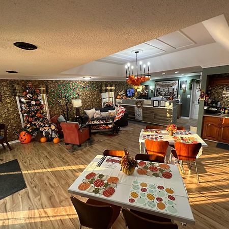 Super 8 By Wyndham Kingston Hotel Екстериор снимка
