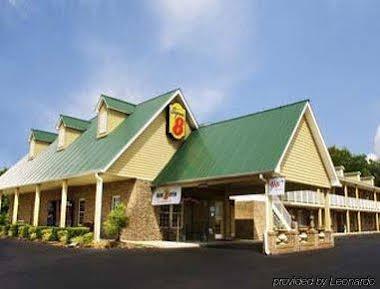 Super 8 By Wyndham Kingston Hotel Екстериор снимка