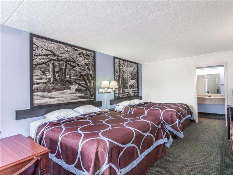 Super 8 By Wyndham Kingston Hotel Екстериор снимка