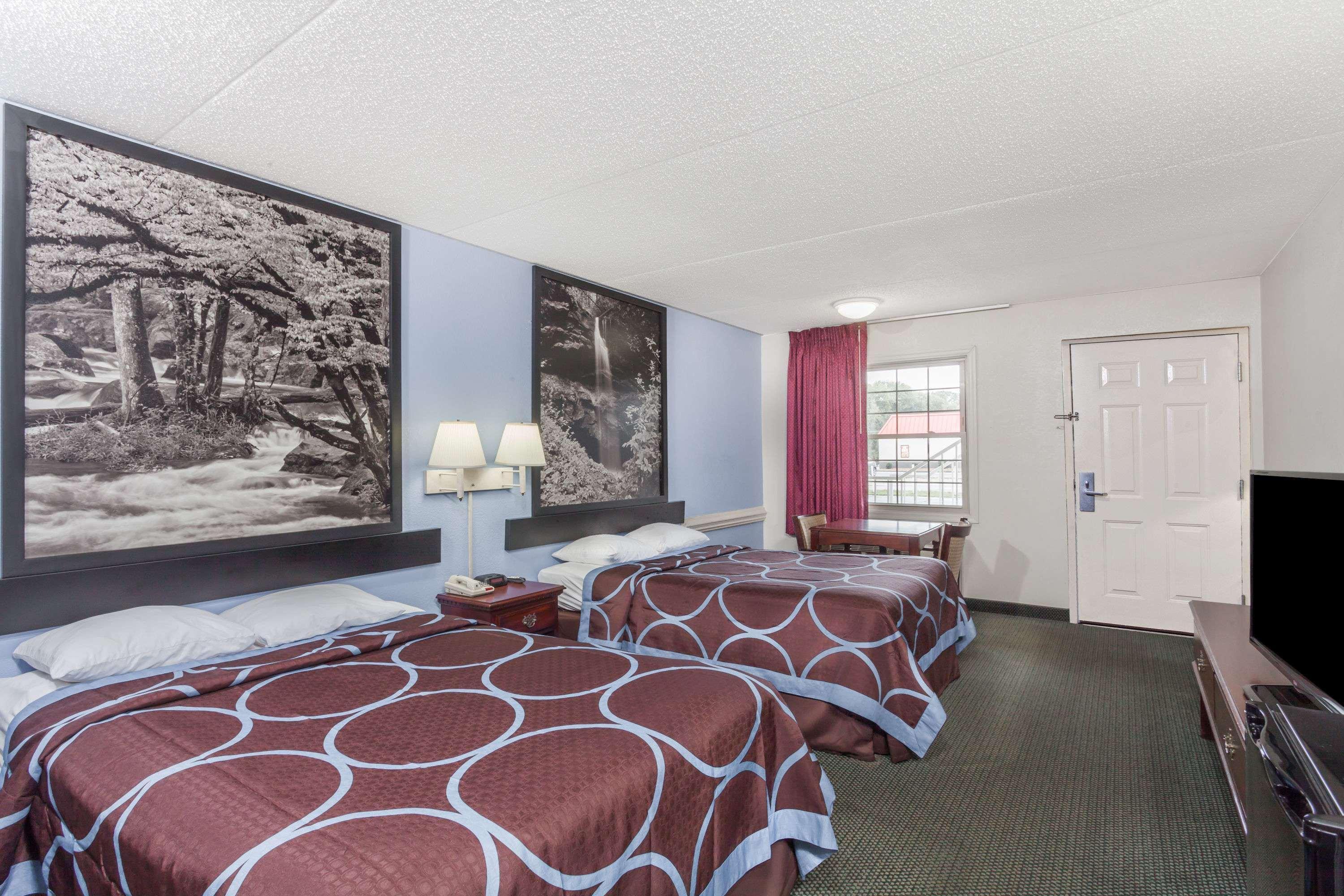 Super 8 By Wyndham Kingston Hotel Екстериор снимка