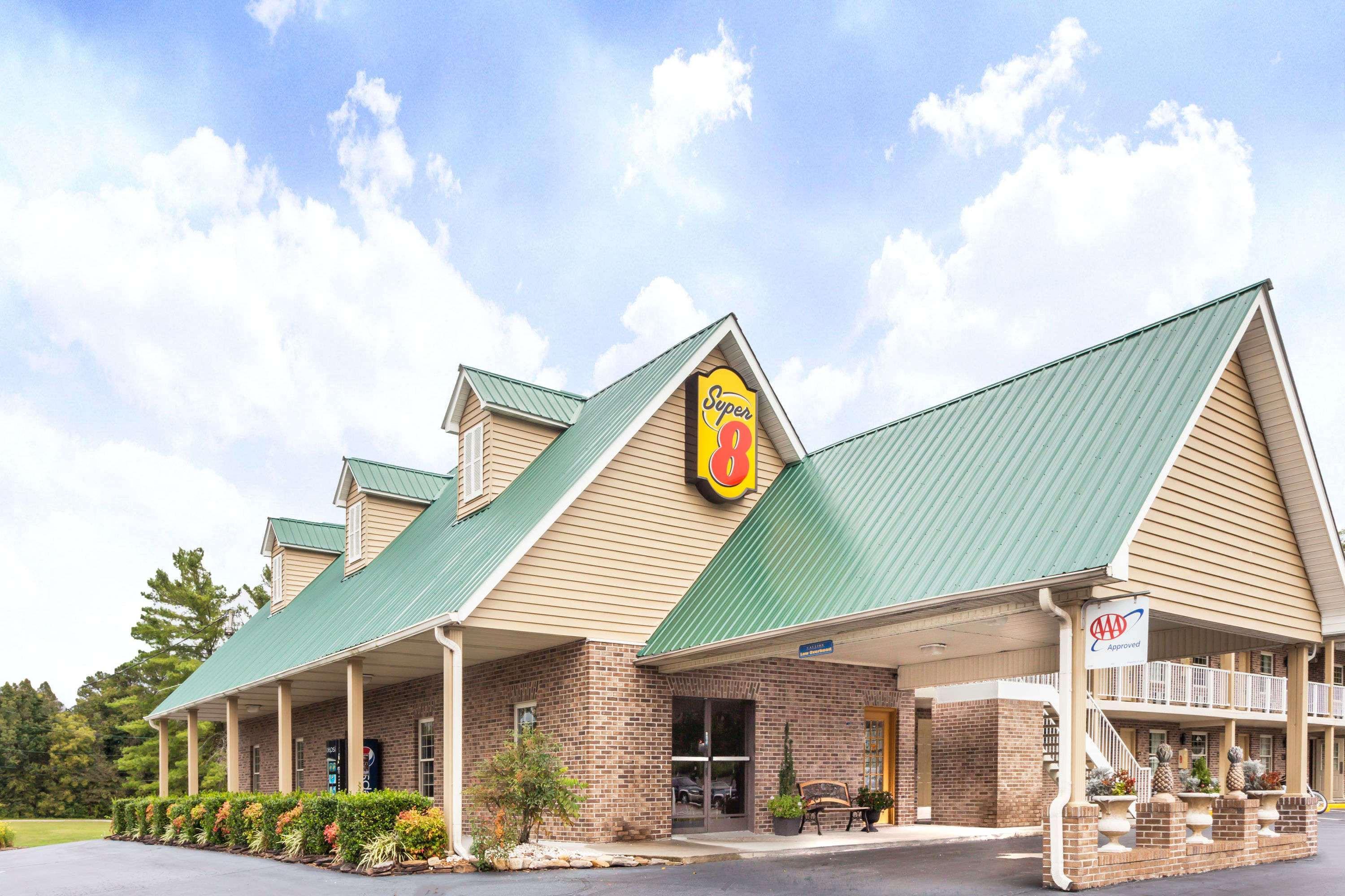 Super 8 By Wyndham Kingston Hotel Екстериор снимка