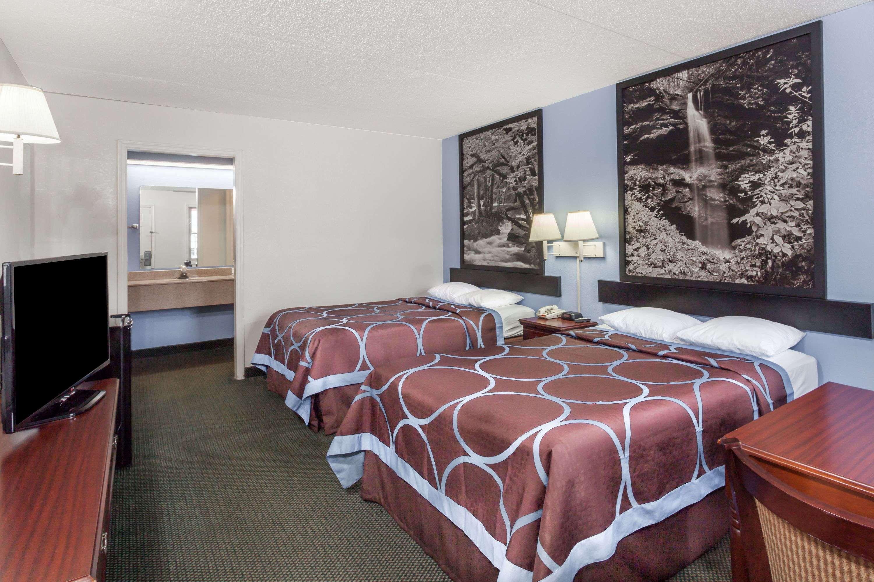 Super 8 By Wyndham Kingston Hotel Екстериор снимка