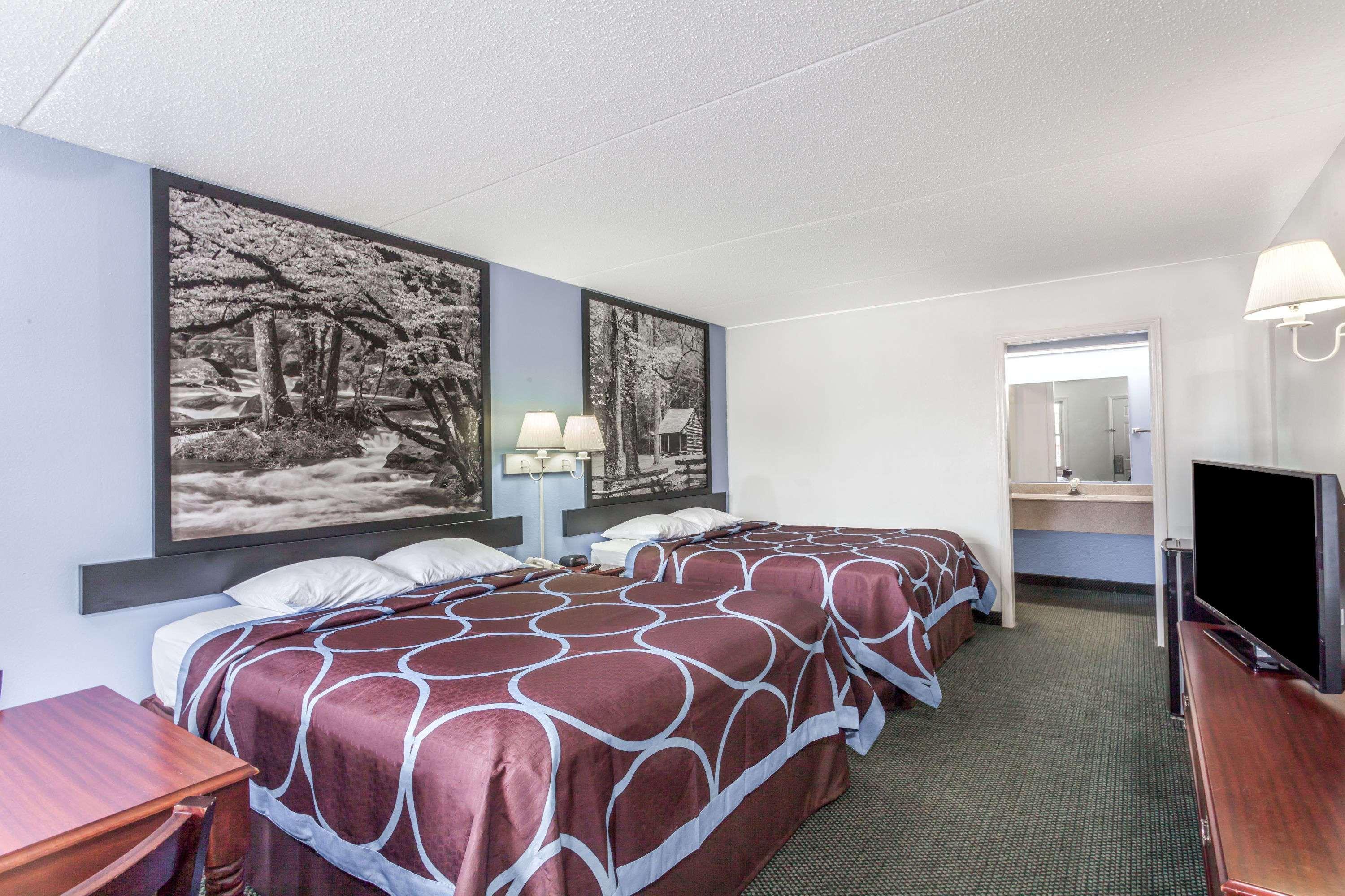 Super 8 By Wyndham Kingston Hotel Екстериор снимка
