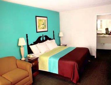 Super 8 By Wyndham Kingston Hotel Екстериор снимка