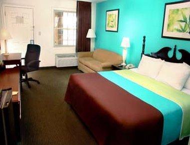 Super 8 By Wyndham Kingston Hotel Екстериор снимка