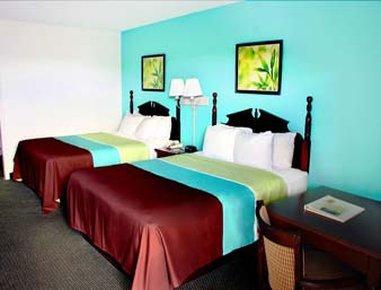 Super 8 By Wyndham Kingston Hotel Екстериор снимка