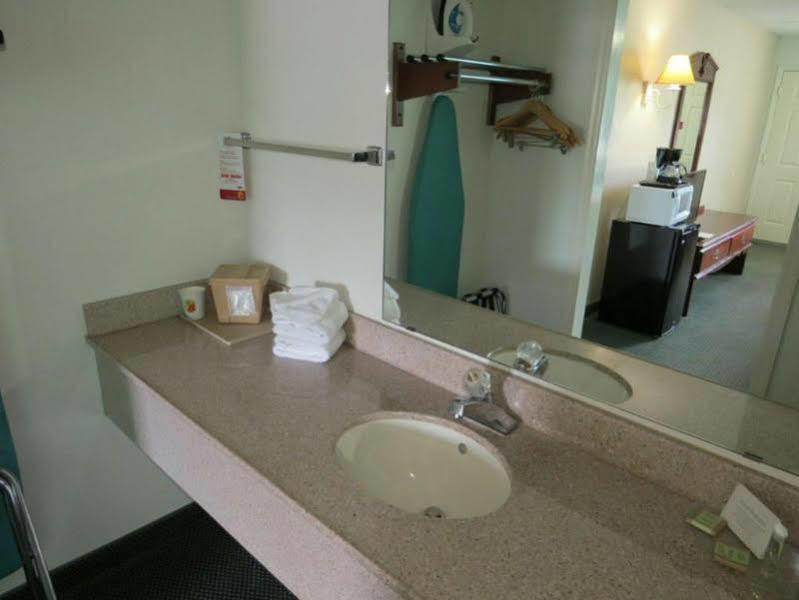 Super 8 By Wyndham Kingston Hotel Екстериор снимка